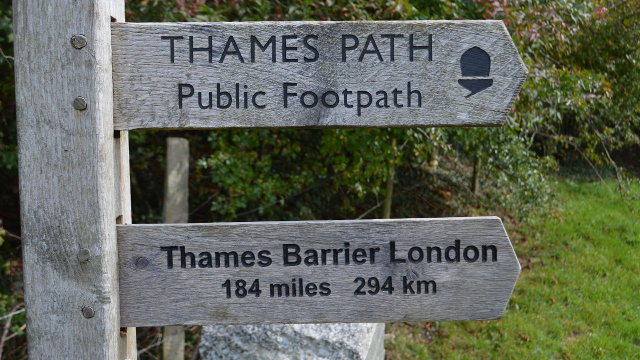 Thames Path Sign towards London